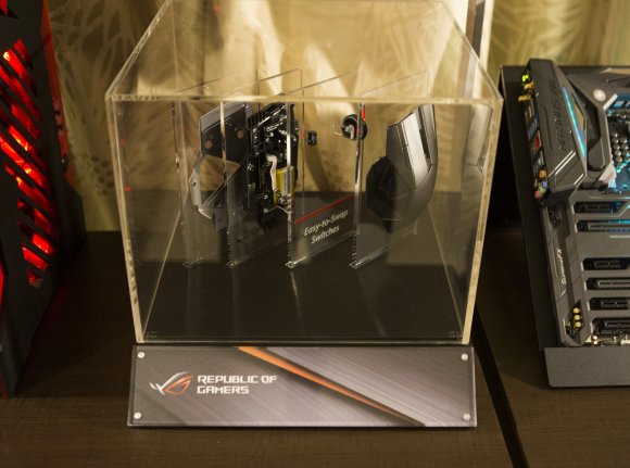 Exploded display of Spatha gaming mouse